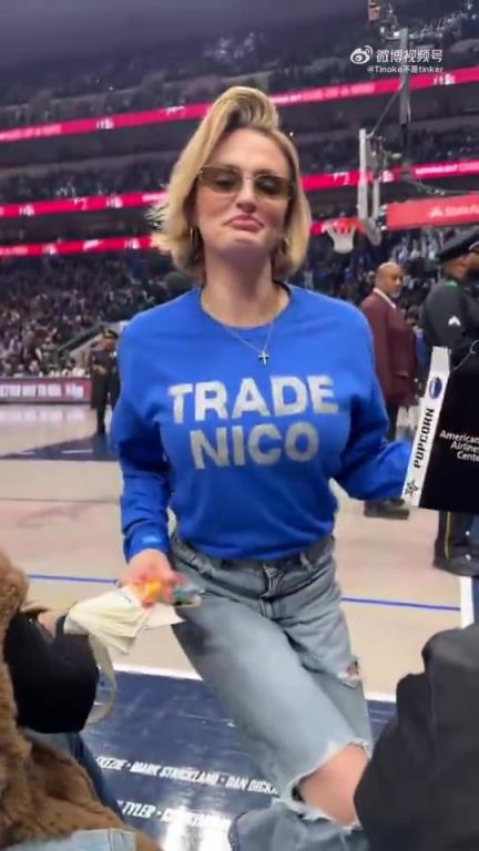 主場不準球迷打印“解雇Nico”標語，女球迷就出此下策