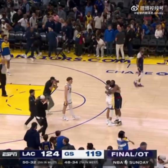 09雙雄傾盡全力！哈登和庫里賽后第一時(shí)間擁抱在一起