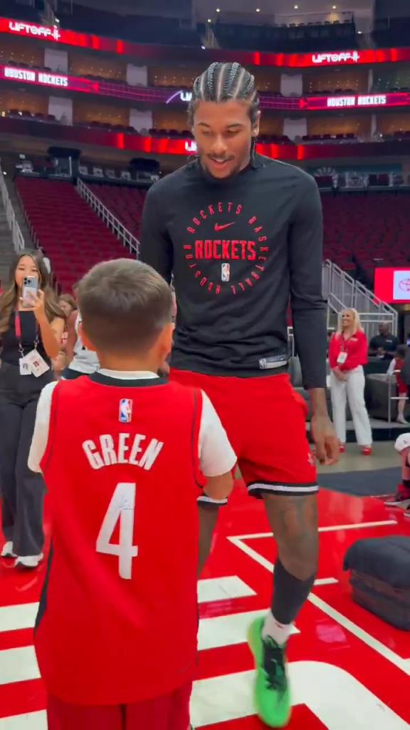 暖心偶像！小球迷賽前得到杰倫格林親簽球鞋球衣