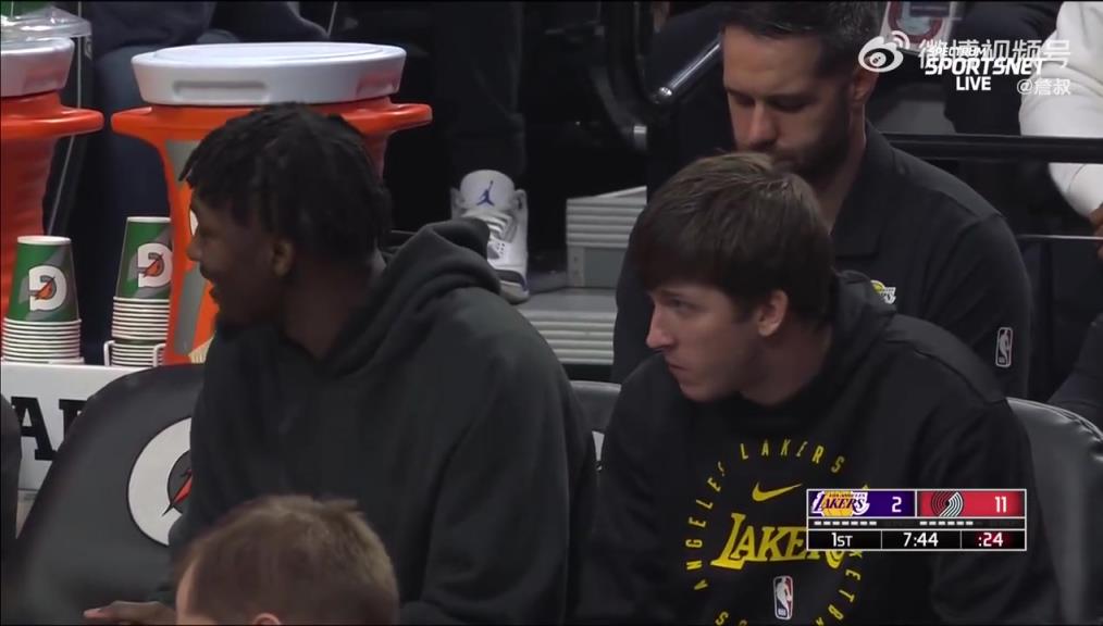 鎖定西部第三愜意得很！里夫斯輪休在板凳席上吃東西被抓拍到了