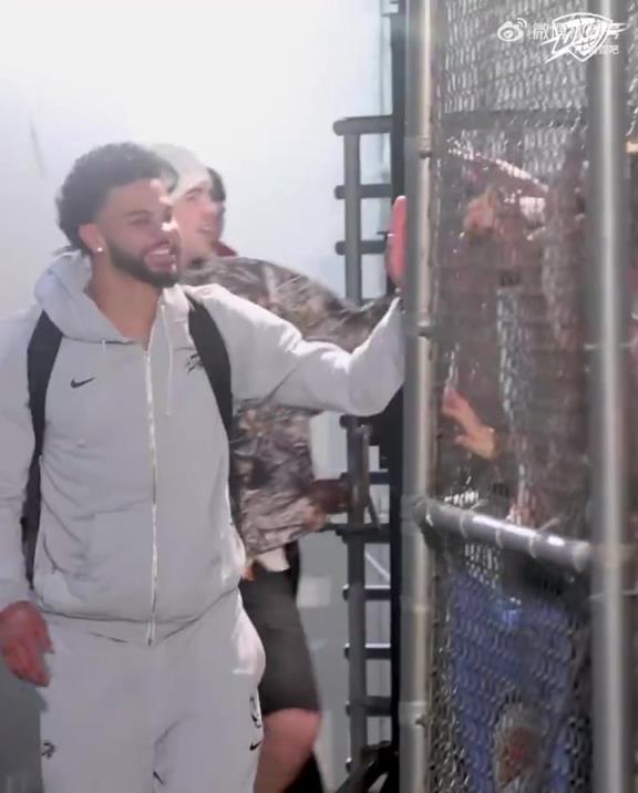 68勝歷史第五傲人戰(zhàn)績(jī)！雷霆全員回到OKC，當(dāng)?shù)厍蛎詿崆榻訖C(jī)