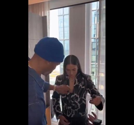 威嫂看到要打人的！威少上手幫WNBA妹子整理胸前的衣服