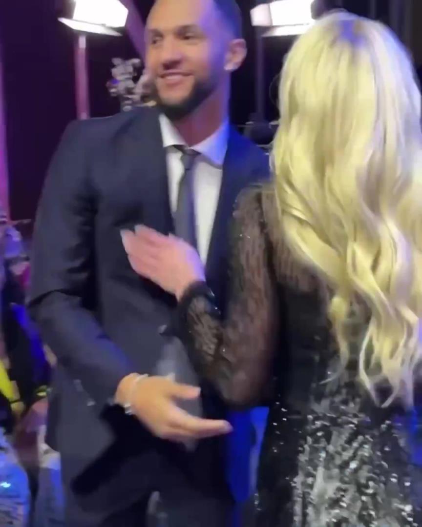 身材姣好！薩格斯的女友海莉被芝加哥天空選中！兩人接吻慶祝