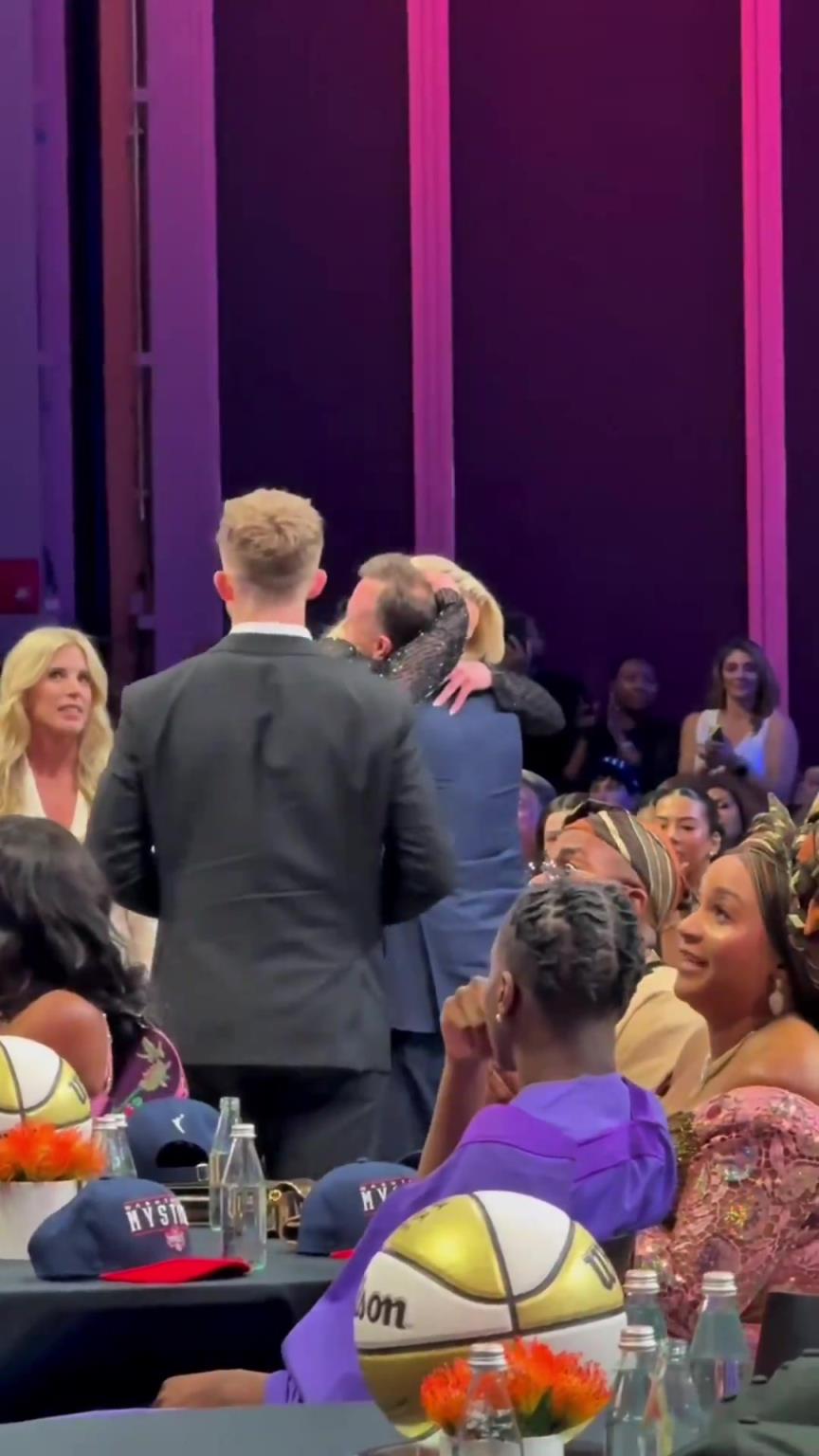 吧友們想看的正臉來(lái)了！薩格斯的女友海莉被選中后感覺快哭了