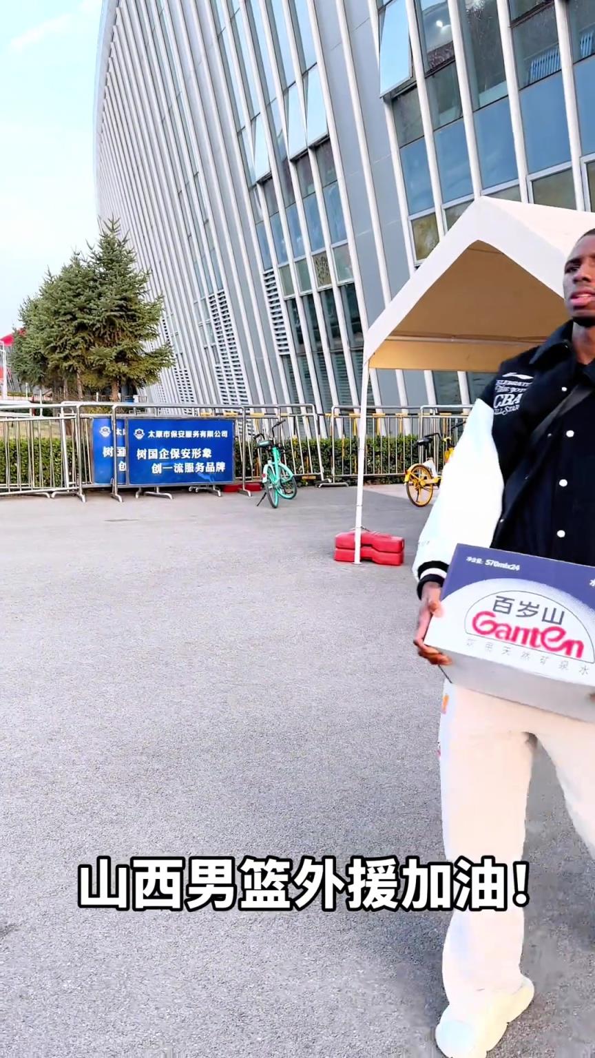 不是！你們山西外援合同還包括搬水的？