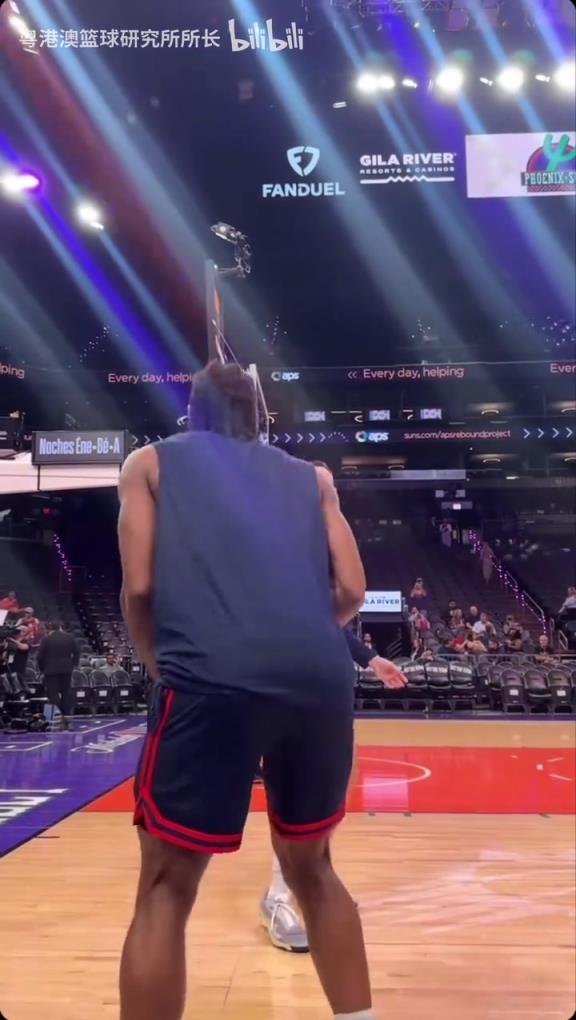 機器人級別的靜態(tài)身體！近距離看小卡的賽前熱身！