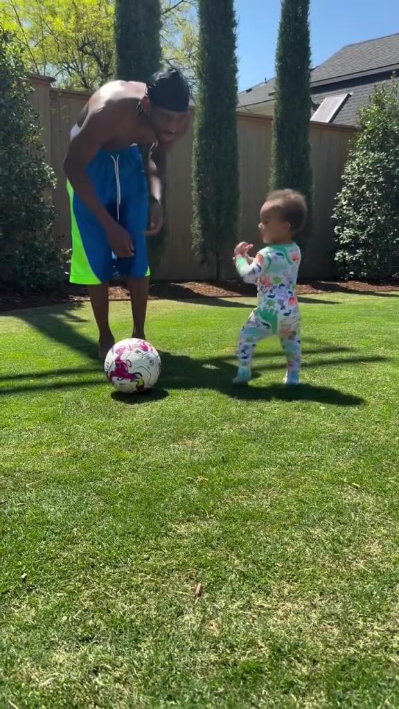 足球要從娃娃抓起！SGA帶娃踢足球，小孩摔倒時鼓掌“嘲笑”！